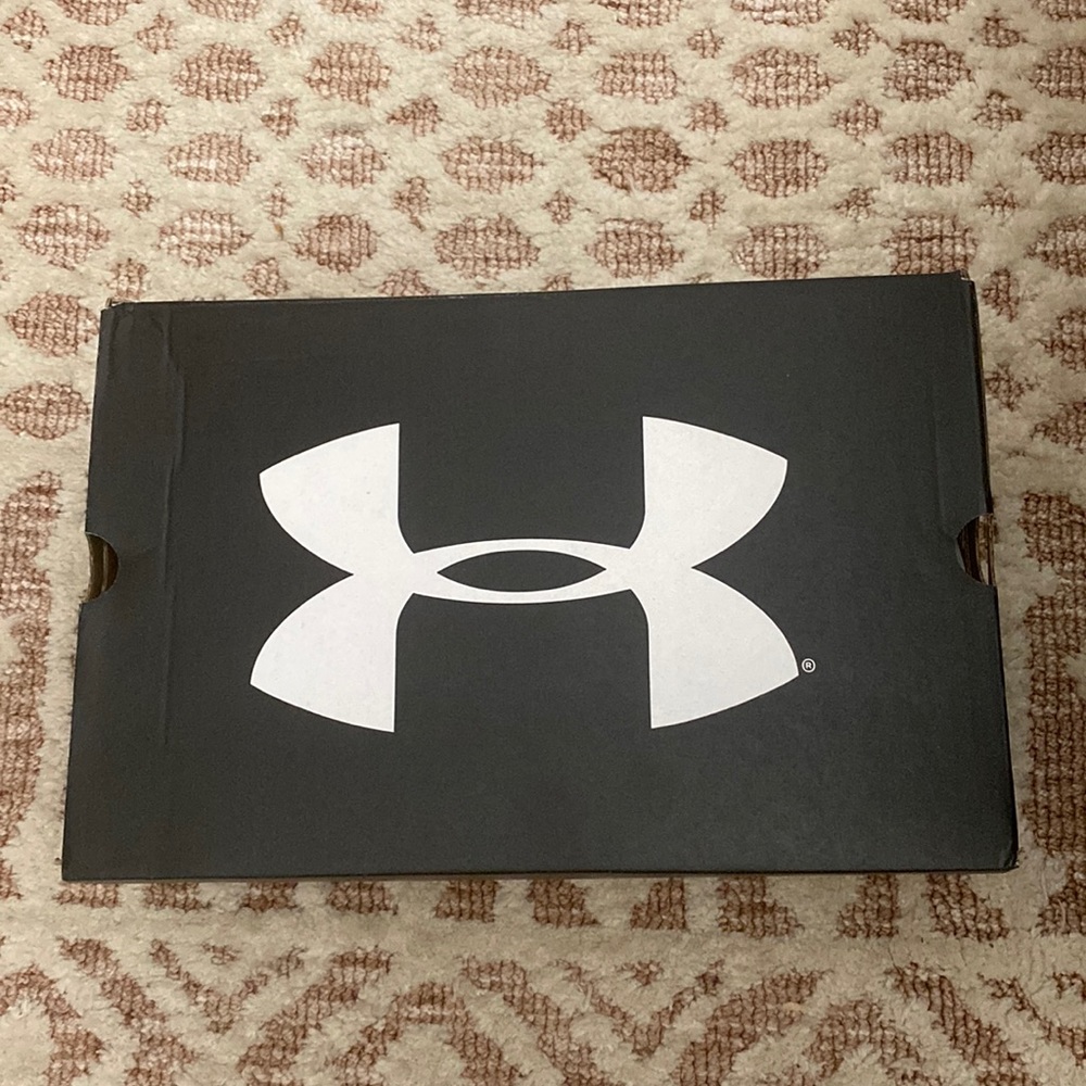 UA Leadoff Mid RM Jr. Cleats - Size 6 Youth